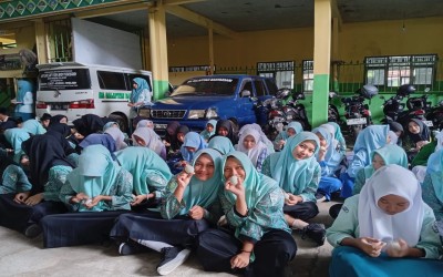 KEGIATAN MATSAMA: SISWA BARU ANTUSIAS MEMBUAT TELUR ASIN DI MA SALAFIYAH