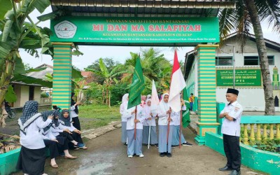 MA Salafiyah Mengikuti Pawai Ta'aruf Harlah MTs Salafiyah