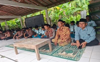 Ziarah ke Makam Simbah K.H. Syarbini Hasan & Simbah K.H. Jalaludin: Merawat Tradisi, Menguatkan Spirit Milad ke-18 MA Salafiyah Bantarsari